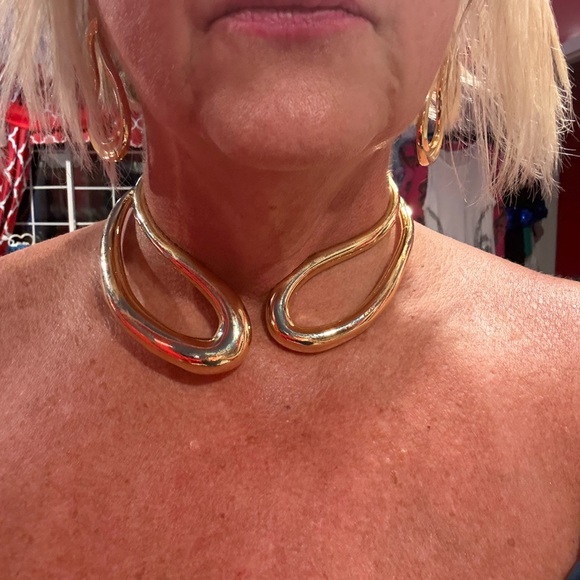 Elegant Gold Jewelry Set - Picture 2 of 3